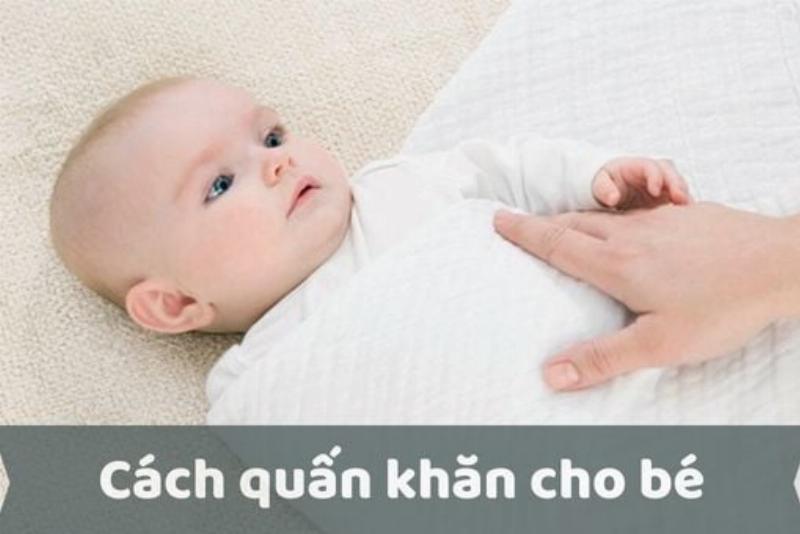 Em bé ngủ ngon trong vòng tay mẹ cùng tiếng nhạc du dương giúp bé thư giãn và say giấc nồng
